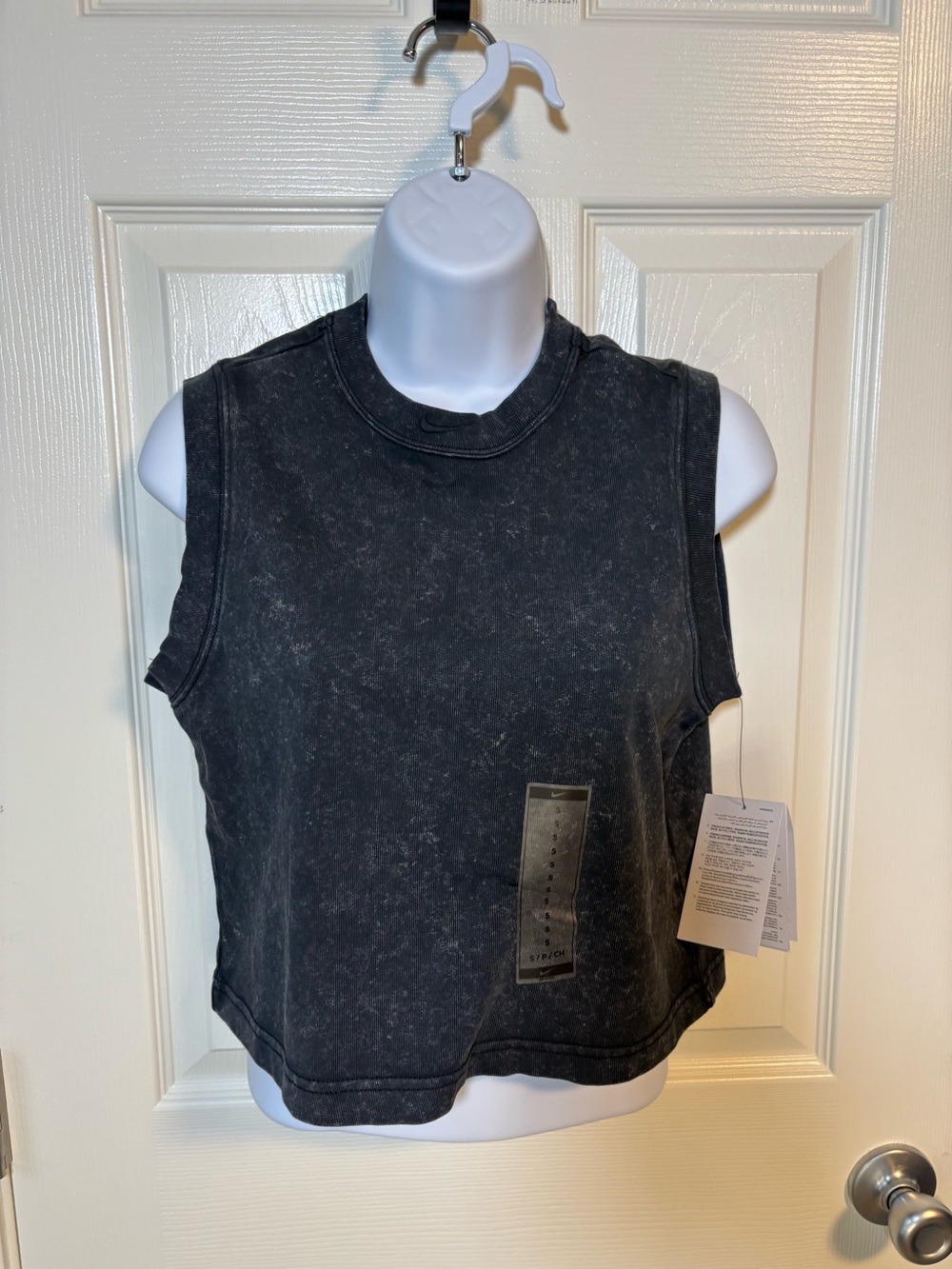 Nike women’s black cropped tank top, Size S NWT